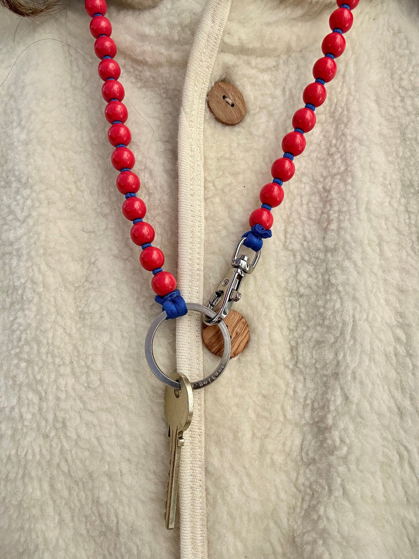 Perlen Long Keychain - red raspberry/blue